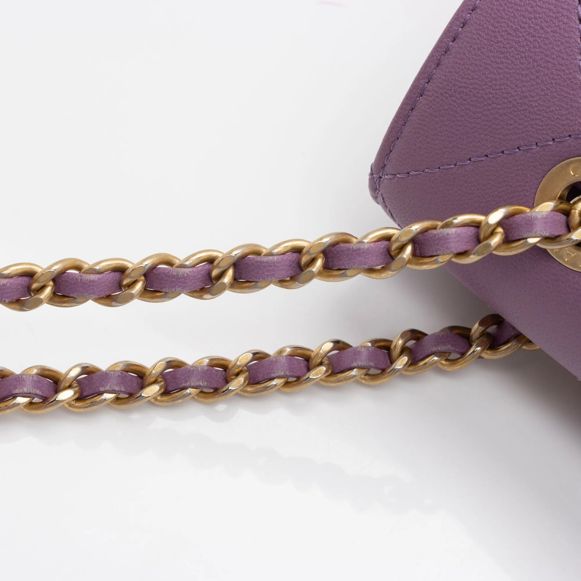 Chanel Lambskin Sleek & Chic Small Flap Bag (SHF-UMzeA2)